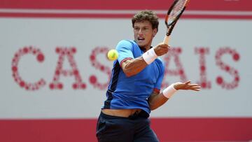 El tenista espa&ntilde;ol Pablo Carre&ntilde;o Busta devuelve la bola a su compatriota Fernando Verdasco durante el partido de dieciseisavos de final del Abierto de Estoril disputado en Portugal, hoy, 27 de abril de 2016. EFE/Jose Sena Goulao