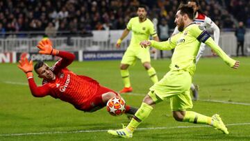 FR01. DECINES-CHAPIEU (FRANCIA), 19/02/2019.- Lionel Messi (d) del Barcelona en acción contra el portero Anthony Lopes (i) de Lyon durante el partido por los octavos de final de la Liga de Campeones de la UEFA entre el FC Barcelona y el Olympique d