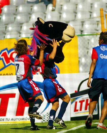 En alguna ocasión también celebró uno de sus goles con la cabeza de Potro, de la botarga mascota del equipo.