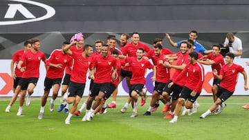 La alegr&iacute;a era el denominador com&uacute;n en el entrenamiento de ayer del Sevilla de cara a la gran final contra el Inter de esta noche en Colonia.