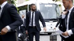 Karim Benzema, a la llegada de la expedici&oacute;n del Real Madrid al hotel de concentraci&oacute;n a las afueras de Par&iacute;s para la final de la Champions.