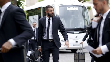 Karim Benzema, a la llegada de la expedición del Real Madrid al hotel de concentración a las afueras de París para la final de la Champions.