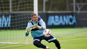 Vicente Guaita realiza una parada durante un entrenamiento del Celta.