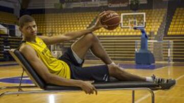 EL FUTURO, A SUS PIES. Walter Tavares, pívot del Herbalife Gran Canaria, no deja de progresar. Es una de las revelaciones del curso. Mide 2,20 m y tiene 2,40 de envergadura.