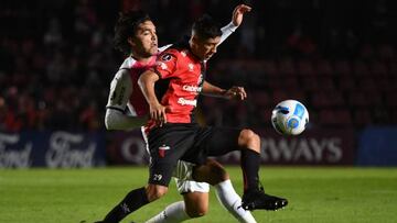 Argentina's Colon de Santa Fe Rodrigo Aliendro (R) and Paraguay's Cerro Porteño Bolivian Marcelo Moreno Martins vie for the ball during their Copa Libertadores group stage football match, at the Brigadier Gral Estanislao Lopez stadium in Santa Fe, Argentina, on May 4, 2022. (Photo by Jose ALMEIDA / AFP) (Photo by JOSE ALMEIDA/AFP via Getty Images)