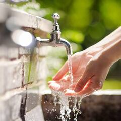 Postergación del pago del agua: cómo beneficiarse y qué pasa con los impagos