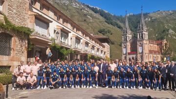 El Oviedo visita a la Santina para agradecer el ascenso y pedir por la permanencia