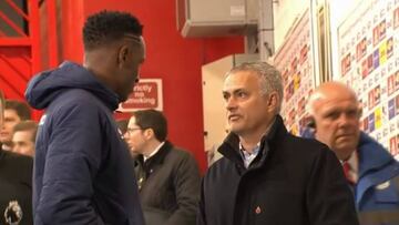 El técnico portugués Mourinho sostuvo una conversación con el defensa colombiano Yerry Mina, en el partido entre Manchester y Everton por Premier League.