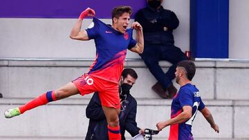 Giuliano Simeone (10) celebra el gol de la victoria del Club Atlético de Madrid B frente al CD Colonia Moscardó (0-1) en el partido correspondiente a la Jornada 14 en el Grupo 7 de Tercera División RFEF disputado en el Román Va