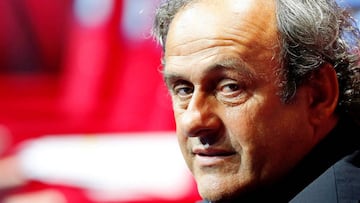EPA2617. MÓNACO (MÓNACO), 18/06/2019.- Foto de archivo del entonces presidente de la UEFA Michel Platini durante la ceremonia de sorteo de la fase de grupos de la Liga de Campeones de la UEFA en Mónaco el 28 de agosto de 2014 (dcha).
