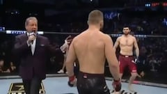 ¡Hasta el presentador se asustó con el cara a cara de estos luchadores!