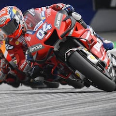 Dovizioso gana a Márquez un duelo con final apoteósico