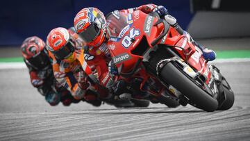 Dovizioso gana a M¨¢rquez un duelo con final apote¨®sico