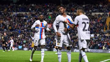 Ansu Fati es felicitado por Raphinha y Dembélé tras marcar el gol que da el pase a octavos al Barça.