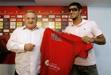 Con gafas y playera polo. Así el look del ariete azteca el día que fue presentado con Osasuna 