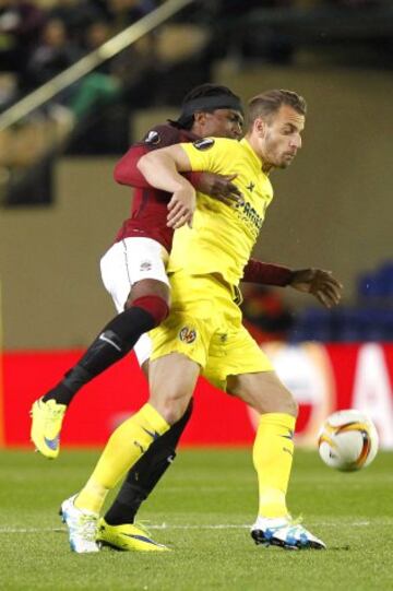  El defensa zimbabuense del Sparta de Praga Costa disputa un balón con el delantero del Villarreal Roberto Soldado, durante el partido de ida de cuartos de final de la Liga Europa que ambos equipos disputan en el estadio de El Madrigal. 