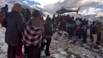 Imagen facilitada por el ej&eacute;rcito nepal&iacute;a del rescate de varios supervivientes.