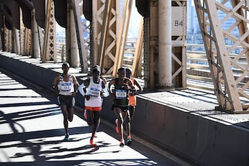 Un grupo de corredores cruzan el Queensboro Bridge durante la prueba masculina de la Maratón de Nueva York.