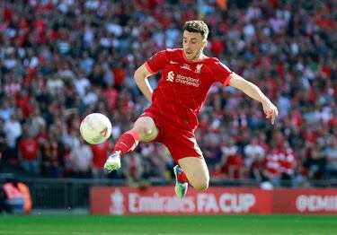 ¿Qué jugadores han cambiado de equipo sin debutar en el mismo mercado de fichajes?