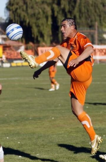 En su paso por Cobreloa, empleó un corte de pelo que emulaba un balón de fútbol.