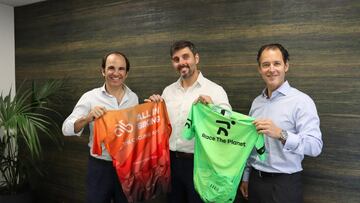 Imagen de la firma del acuerdo entre All in Biking y Race The Planet.