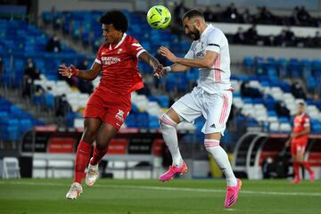 Benzema marcó un gol de cabeza que fue anulado por fuera de juego.