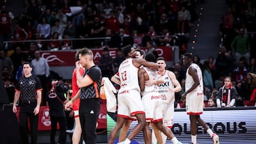 Los jugadores del Manresa abrazan a Obasohan, héroe en Zaragoza.