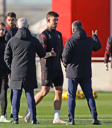 Kike Salas saluda a Garca Pimienta durante el entrenamiento de esta ma?ana en Sevilla. 