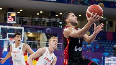 Emmanuel Lecomte entra a canasta ante la mirada de Alberto Díaz y Jaime Pradilla, en la tercera jornada del Eurobasket.