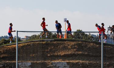 Varios jugadores del conjunto rojiblanco sufriendo 'La Cuesta' de los Ángeles de San Rafael.
