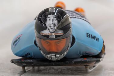 Nathan Ikon Crumpton, también fotógrafo y modelo, mostró en su casco la cara que podría llevar si se lo quitara. Los pilotos de skeleton bajan estos días a más de 100 km/h en el Mundial de Altenberg (Alemania), donde se retiró por una lesión muscular, la primera en 15 años de carrera, el español Ander Mirambell. 