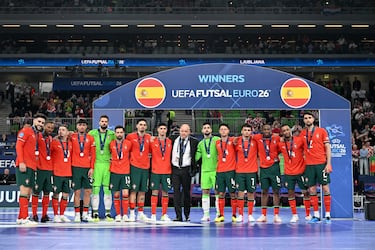 Los subcampeones de Portugal posan para una foto después de su derrota por 5-3 durante el partido final de la Eurocopa de Fútbol Sala 2026.