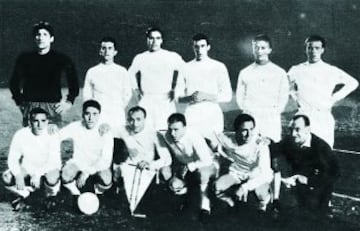 El 27 de abril de 1960 el Real Madrid ganó 1-3  al Barcelona en el partido de vuelta de las semifinales de la Copa de Europa. En la ida, los madrileños ganaron 3-1, con lo que los blancos disputarían una nueva final de la Copa de Europa. En la imagen, el once que ganó en la Ciudad Condal. De pie: Domínguez, Miche, Marquitos, Pachín, Vidal y Ruiz. Agachados: Canario, Del Sol, Di Stéfano, Puskas y Gento. 