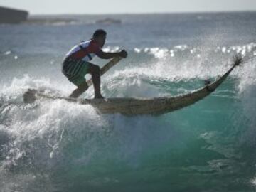 El surfista peruano Carlos Areola estuvo practicando con una tabla de cañas en la playa Bondi de Sydney. Al parecer es una ancestral forma de navegación inventada en la antigüedad en el norte de Perú. 