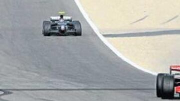 <b>VUELO BAJO EN EL DESIERTO. </b>Alonso dejó a sus rivales muy atrás ayer en el circuito de Shakir, en mitad del desierto del emirato de Bahrain.