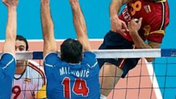 <b>ERROR ARBITRAL. </b>Israel Rodríguez remata ante los serbios, remate que debió acabar en punto.