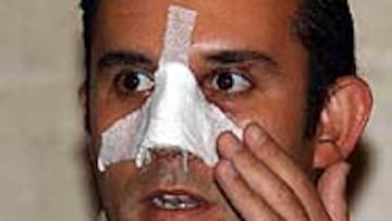 <b>CON DOS HIJAS.</B> Antonio Orrego Montes, de 33 años, está casado y tiene dos hijas, y desde hace cinco años trabaja en Prosegur. En la imagen, junto a Julián León, director provincial de la empresa.