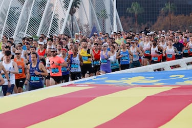 Una enorme bandera de la Comunidad Valenciana se puso en la Ciudad de las Artes y las Ciencias, junto a los corredores participantes en la Maratón.
