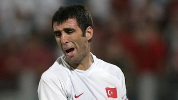 El exjugador turco, Hakan Sukur, durante un partido.