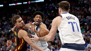 DALLAS, TEXAS - JANUARY 18: Trae Young #11 of the Atlanta Hawks scrambles for the ball against Christian Wood #35 of the Dallas Mavericks and Luka Doncic #77 of the Dallas Mavericks in the second quarter at American Airlines Center on January 18, 2023 in Dallas, Texas. NOTE TO USER: User expressly acknowledges and agrees that, by downloading and or using this photograph, User is consenting to the terms and conditions of the Getty Images License Agreement. Tom Pennington/Getty Images/AFP (Photo by TOM PENNINGTON / GETTY IMAGES NORTH AMERICA / Getty Images via AFP)