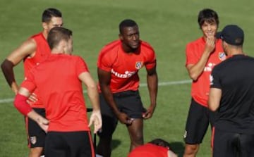 Jackson Martínez entrena con el Atlético de Madrid previo al Trofeo Ramón de Carranza en Cádiz, en el que se espera sea titular de cara al inicio de la Liga.