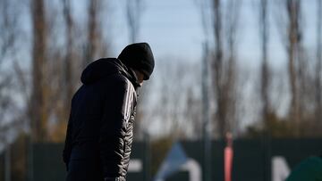 Alessio Lisci con el balón durante un entrenamiento.