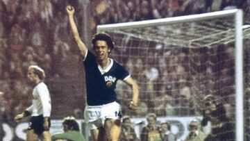 Sparwaser, tras marcar un gol en el Alemania Oriental - Alemania Occidental.