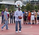 Dominique Wilkins sorprende a jugadores callejeros de Bilbao