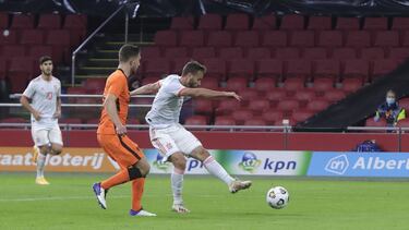 Canales, en el momento del golpeo del remate que supuso el gol de España en Ámsterdam.