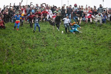 La carrera consiste en atrapar un queso de Gloucester arrojado desde la colina de Cooper, con una cada de 182 metros en la localidad de Brockworth. Los competidores deben bajar por la ladera del cerro para atraparlo y el primero en conseguirlo se proclama vencedor.