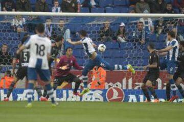 Héctor Moreno remata ante Keylor Navas.