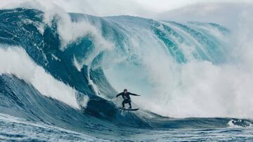 Mick Fanning surfeando una ola en el slab mutante de Shipstern Bluff (Tasmania, Australia) durante el Red Bull Cape Fear 2019.