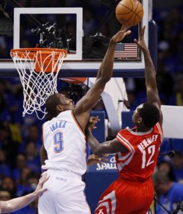 Serge Ibaka en uno de sus tapones ante Patrick Beverley de los Rockets.