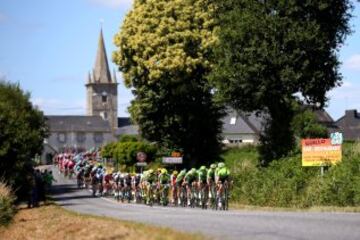 Pelotón durante la octava etapa del Tour de Francia entre Rennes y el Muro de Bretaña.